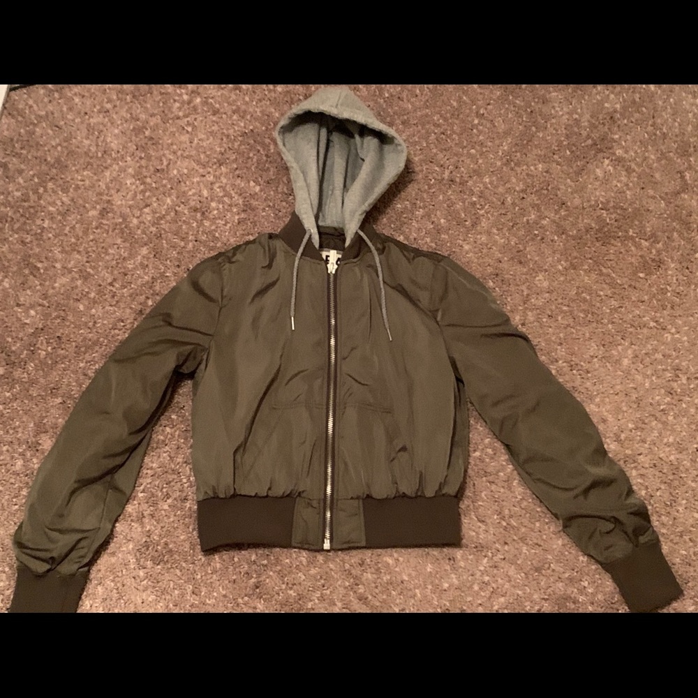 Army green bomber jacket🤍